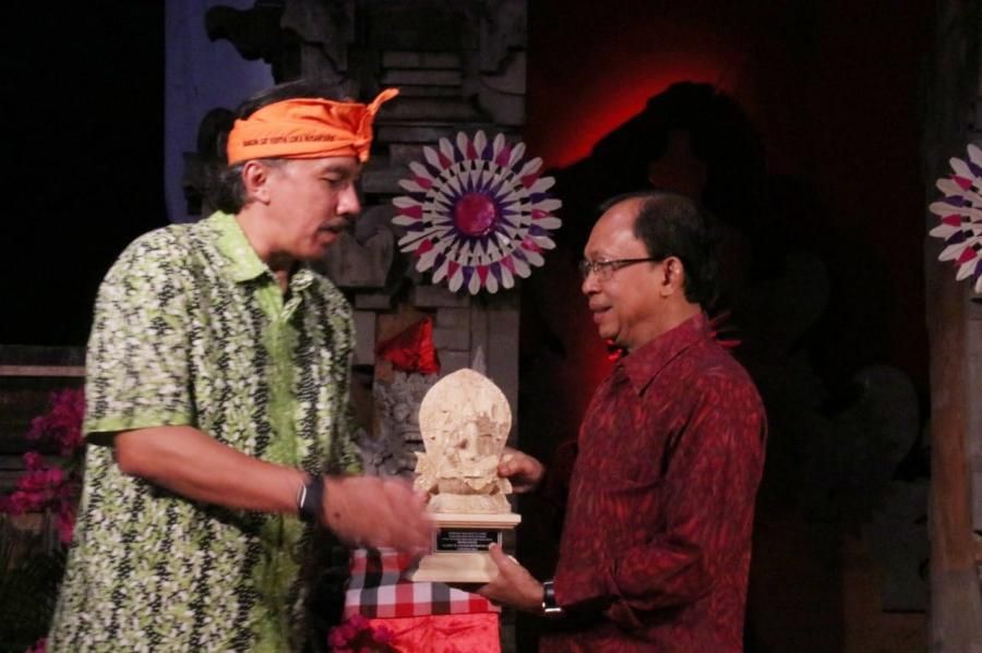 podiumnews.com-Ikatan Alumni ITB Anugerahkan Penghargaan untuk Gubernur Koster
